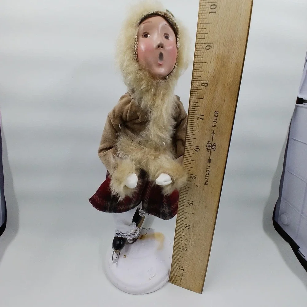 Byers Choice Caroler Ice Skater Girl Figurine 2000 Holiday Decor USA Signed‎